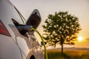 Voiture electrique en cours de charge